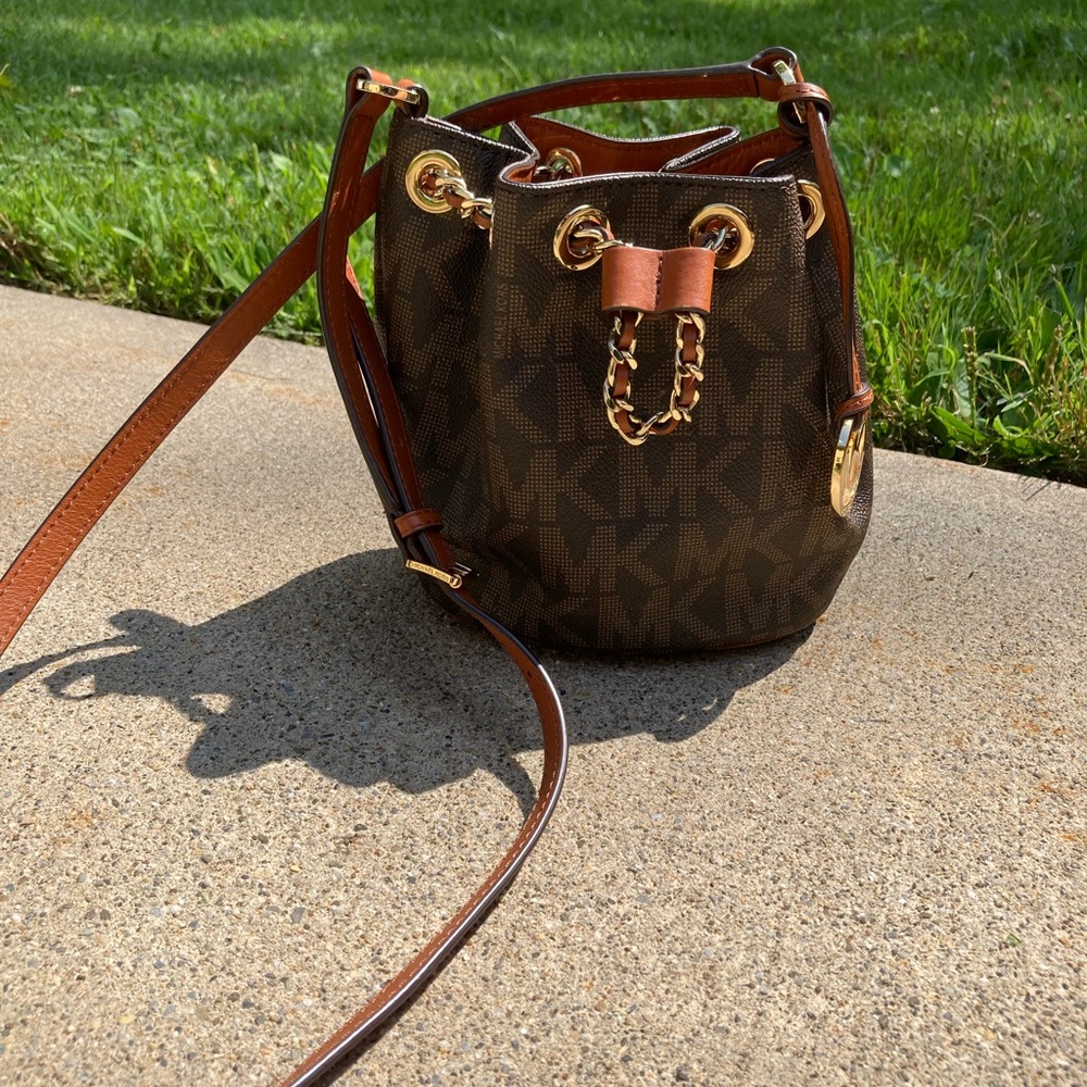 Michael Kors Brown Bucket Bag Crossbody Purse Gold Chain - Picture 16 of 17